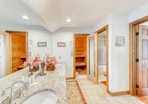 Ski-in/ski-out sunrise condo with shared pool & hot tub - great ski retreat