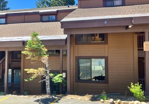 Sophisticated, dog-friendly condo in nature with fireplace - walk to village