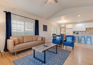 Spacious 1 Level Sisters Home - Walk to Downtown