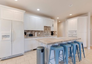 Spacious 1 Level Sisters Home - Walk to Downtown