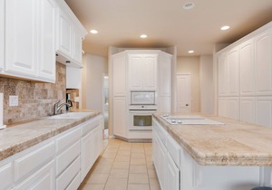 Spacious 1 Level Sisters Home - Walk to Downtown