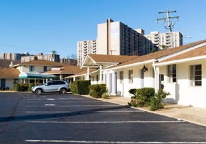 Spacious Room in Budget Host Inn with 1 Queen Bed for Couples
