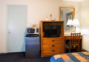 Spacious Room in Budget Host Inn with 1 Queen Bed for Couples