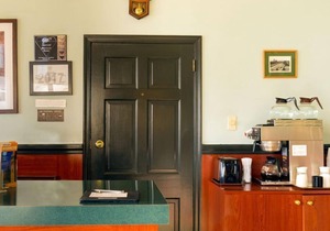 Spacious Room in Budget Host Inn with 1 Queen Bed for Couples