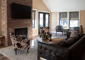 Stunning NYC Style Loft In The Heart Of Bolton ~ Dog-Friendly!
