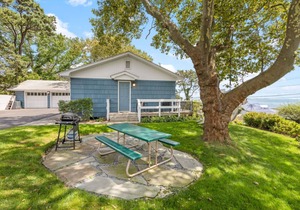 Surf Shack - AC & WiFi - Pool, Private Beach, Water Views, Kayak Rentals
