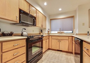 The Ridge at Sunriver - Condo #37 - Access provided to onsite seasonal swimming pool & tennis facilities, year-round hot tub plus 4 bikes