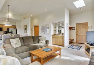The Ridge at Sunriver - Condo #4 - Access provided to onsite seasonal swimming pool & tennis facilities, year-round hot tub plus 4 bikes