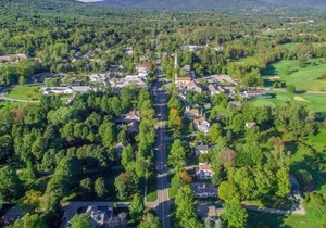This house is a 2 bedroom(s), 2.5 bathrooms, located in Manchester, VT.