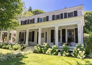 This house is a 4 bedroom(s), 2.5 bathrooms, located in Manchester, VT.