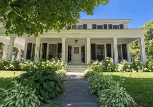 This house is a 4 bedroom(s), 2.5 bathrooms, located in Manchester, VT.