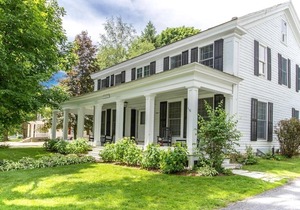 This house is a 6 bedroom(s), 5.5 bathrooms, located in Manchester, VT.