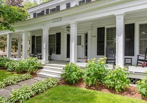 This house is a 6 bedroom(s), 5.5 bathrooms, located in Manchester, VT.