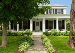This house is a 6 bedroom(s), 5.5 bathrooms, located in Manchester, VT.