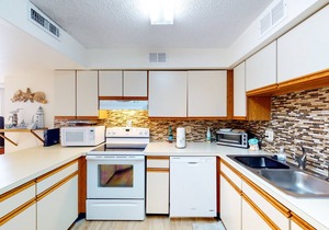 Two-Level Condo with Balcony, Central AC, Washer/Dryer & WiFi - Near the Beach