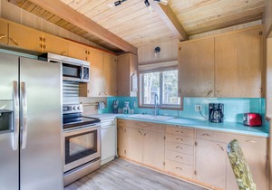 Updates Galore, Queen Suite, Pool Table, Hot Tub, Near Beach in Tierra del Mar!