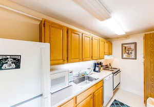 Walkable in-town condo w/deck & shared pool, hot tub & tennis - near skiing