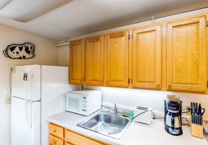 Walkable in-town condo w/deck & shared pool, hot tub & tennis - near skiing