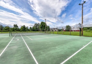 Walkable in-town condo w/deck & shared pool, hot tub & tennis - near skiing