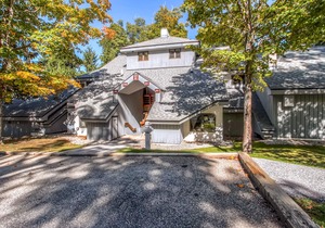 Woods Resort Village 10 Cozy Killington Escape –1BR + Loft, Fireplace, Pool & Hot Tub Access