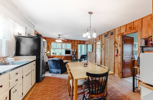 Poultney Cottage | 104 m² Cabin ∙ 2 bedrooms ∙ 6 guests