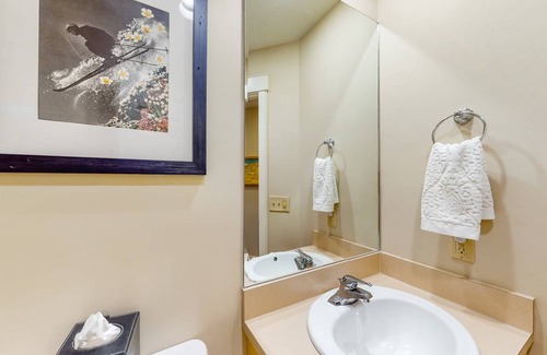 Ludlow Condo | 108 m² Condo ∙ 2 bedrooms ∙ 8 guests