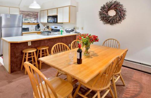Killington House | 2-bedroom condo with pool and hot tub Woods Resort 26