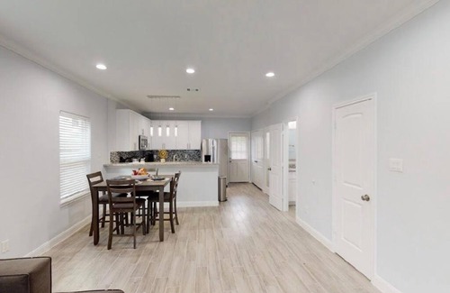 Southeast Houston House | 2 bedroom w/ upstairs balcony attached to Master