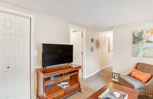 South Glens Falls Apartment | 203 m² Apartment ∙ 2 bedrooms ∙ 6 guests