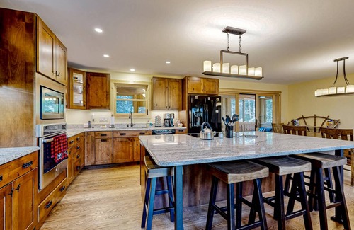 West Alton Ski Chalet | 214 m² Chalet ∙ 4 bedrooms ∙ 10 guests