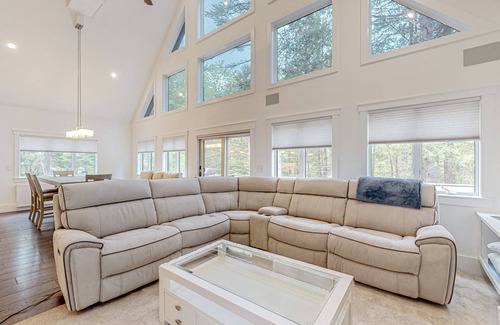 Dixfield House | 259 m² House ∙ 3 bedrooms ∙ 7 guests