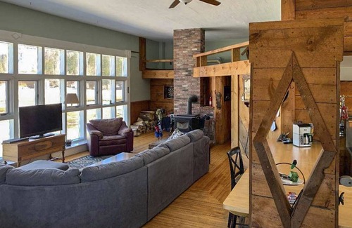 East Burke House | 269 m² House ∙ 4 bedrooms ∙ 8 guests