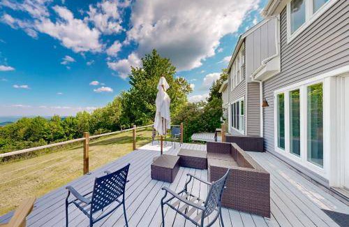West Dover House | 325 m² House ∙ 4 bedrooms ∙ 8 guests