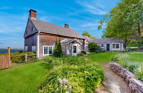 West Dover House | 325 m² House ∙ 4 bedrooms ∙ 8 guests
