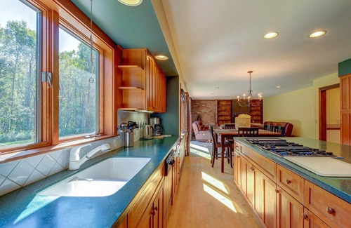 Brownsville House | 335 m² House ∙ 5 bedrooms ∙ 10 guests