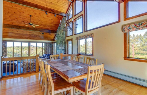 Brownsville House | 335 m² House ∙ 5 bedrooms ∙ 10 guests