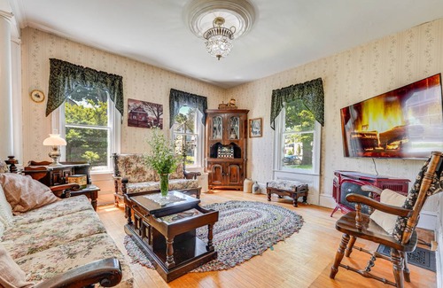 Warrensburg House | 337 m² House ∙ 4 bedrooms ∙ 8 guests