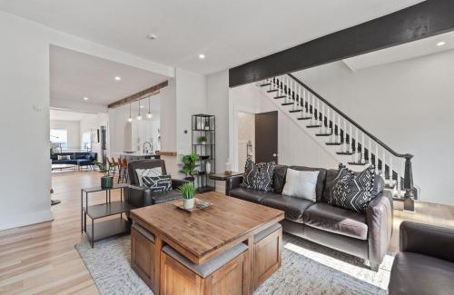 Mount Washington House | 3BR Stylish Retreat, Minutes from Downtown Pittsburgh, Free 3-Car Parking