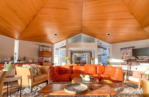 West Dover House | 418 m² House ∙ 5 bedrooms ∙ 12 guests