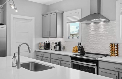 Katie Hill Neighborhood House | 5 mins to DT! Gameroom~ Balcony~ Karaoke~Sleeps 10
