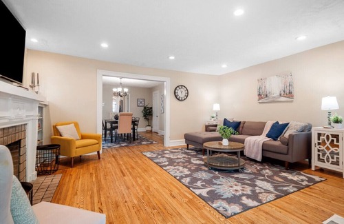 Cleveland Apartment | 6 Bedroom Entire Duplex for Large Groups!