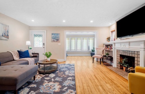 Cleveland Apartment | 6 Bedroom Entire Duplex for Large Groups!