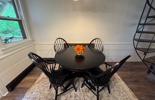 West Hartford Condo | 77 m² Condo ∙ 2 bedrooms ∙ 4 guests
