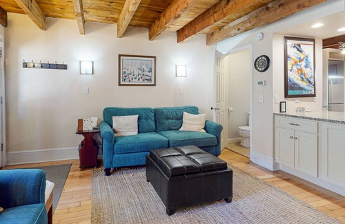 West Hartford House | 77 m² House ∙ 2 bedrooms ∙ 4 guests
