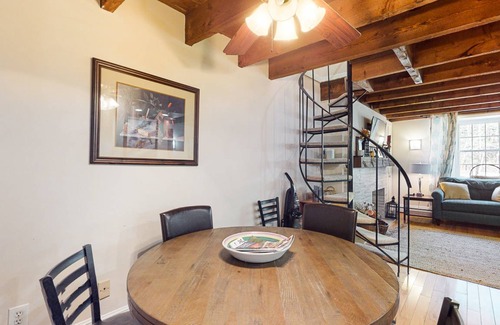 West Hartford House | 77 m² House ∙ 2 bedrooms ∙ 4 guests
