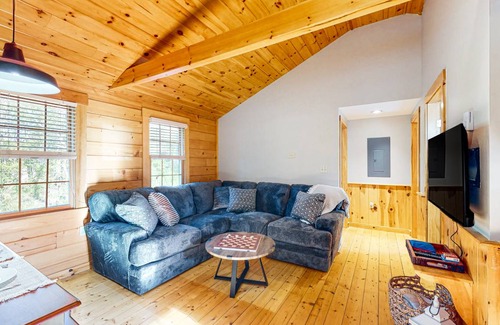 Lincolnville Cabin | 93 m² Cabin ∙ 2 bedrooms ∙ 4 guests
