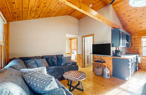 Lincolnville Cabin | 93 m² Cabin ∙ 2 bedrooms ∙ 4 guests