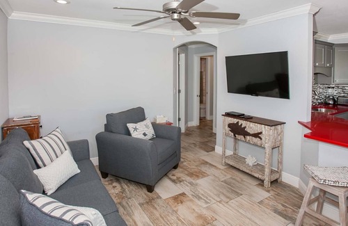 Gulf Shores Condo | Across street from beach with pool - pet friendly