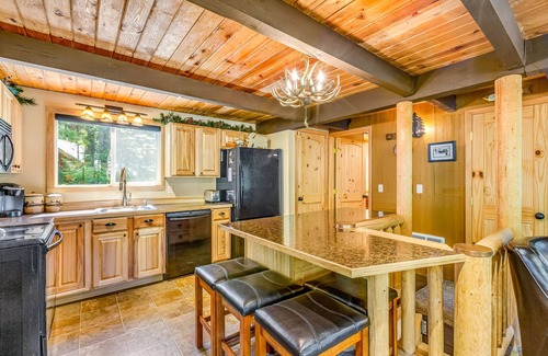 Roslyn Ridge Cabin | Adorable wooded cabin near the lake with hot tub, WiFi, loft, firepit & W/D