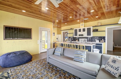 Port Aransas House | Awesome island home with a community pool. In the heart of Port Aransas!